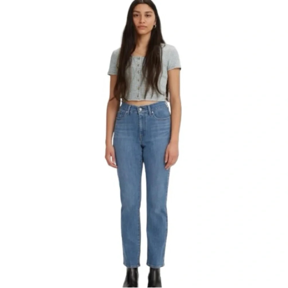 Levi's Women's Straight Leg Jeans in Medium Blue